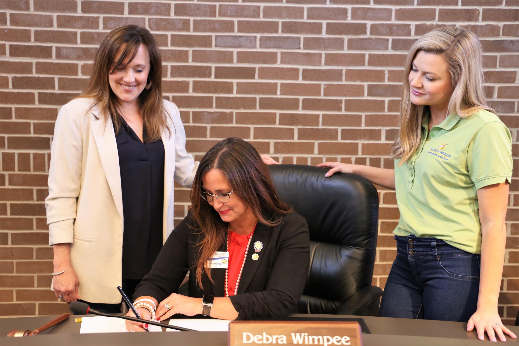 Mayor Wimpee signs closing papers for property in south Broken Arrow